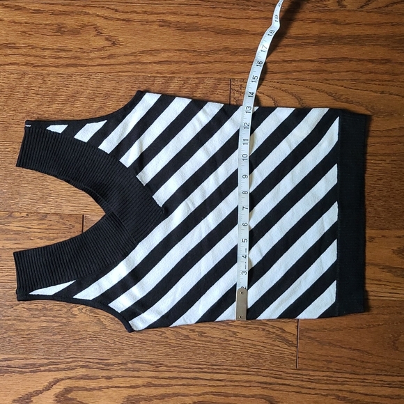 2/$25 Pretty striped sleeveless top. S - Picture 4 of 4